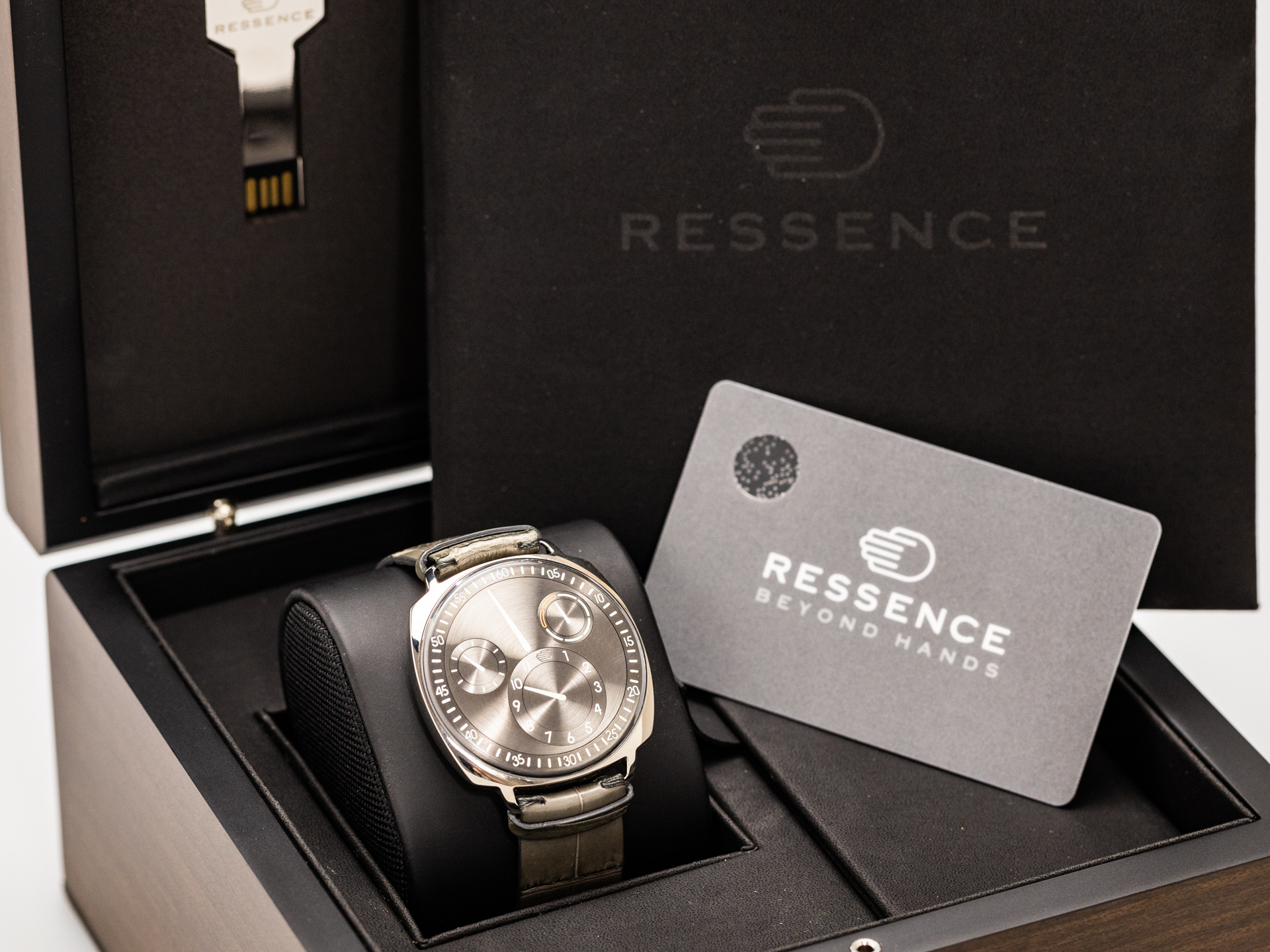 RESSENCE TYPE 1 Squared Steel Box Papers Bj 2019