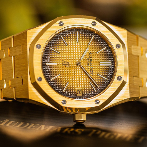 Another vignette dial for your collection!Audemars Piguet / Royal Oak / Ref.16202BA / Yellow Gold / Box & Papers 2023....