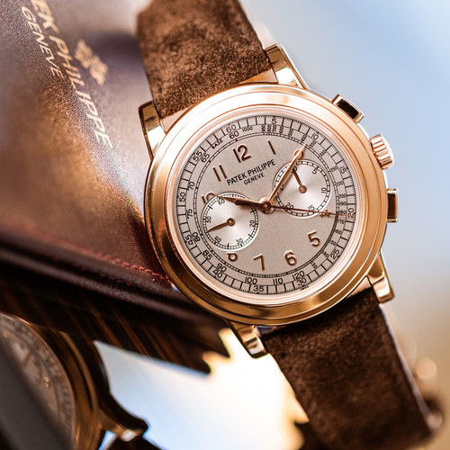 What an elegant and chic gentleman’s Patek - one for the eternal collection! Patek Philippe / Chronograph / 5070R / Box...